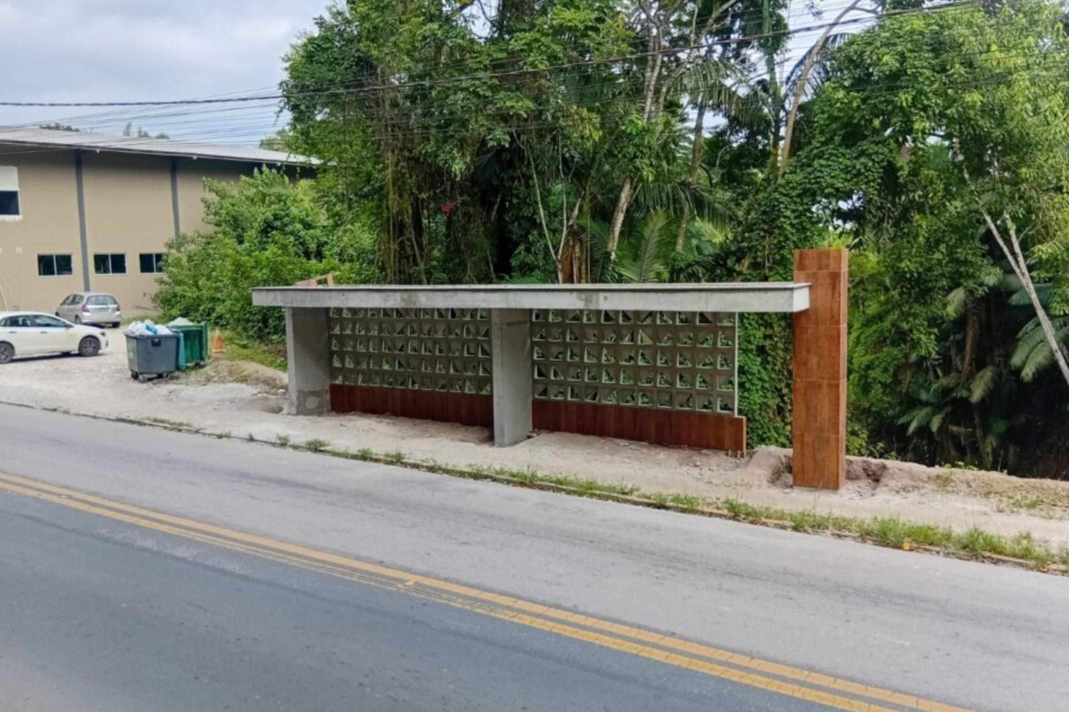 Etapa final de obra exige aten��o de pedestres na rua Frei Solano, em Gaspar
