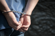 Homem � preso ap�s usar faca para amea�ar companheira e nora em Blumenau
