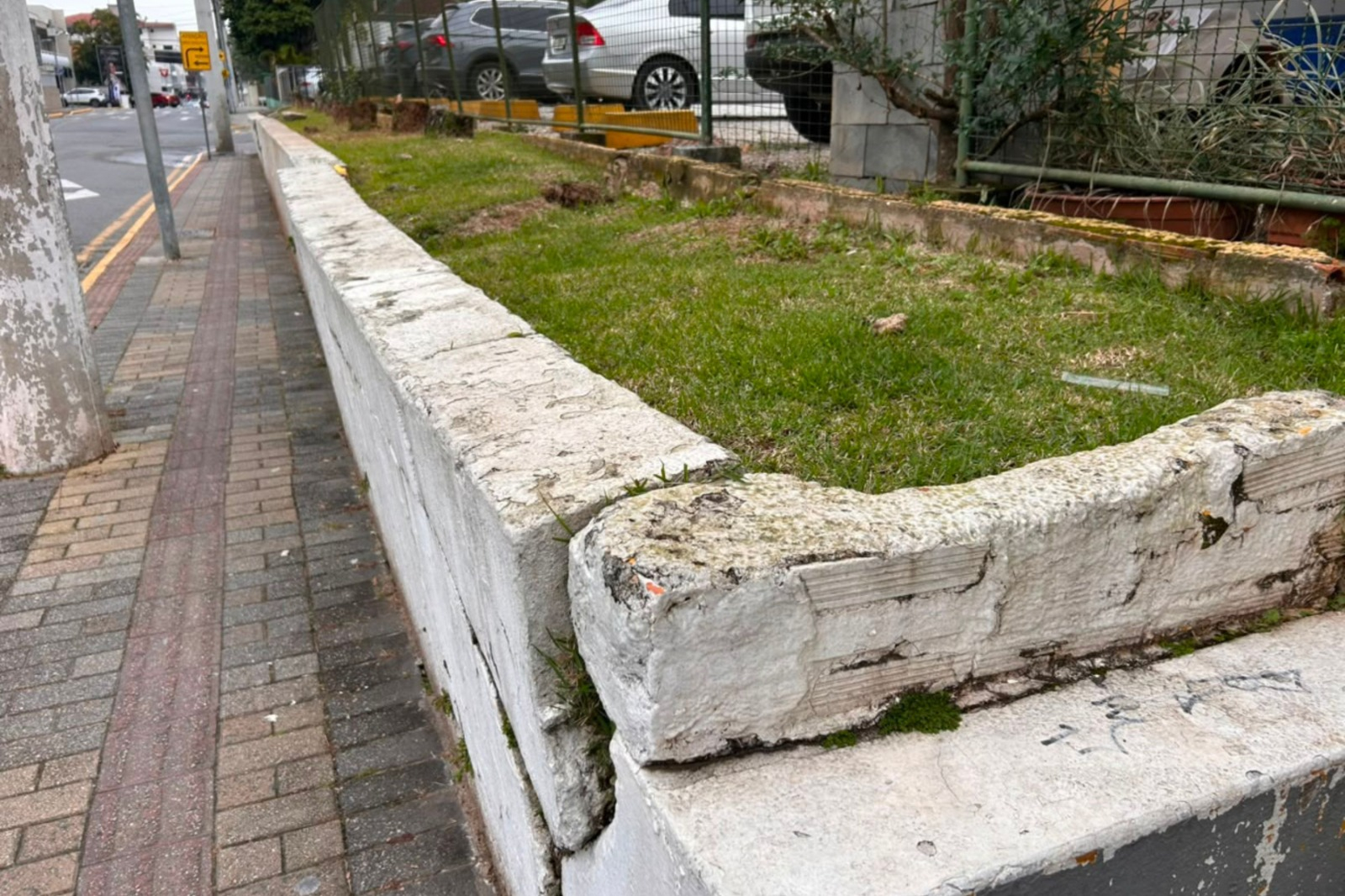 Manuten��o em muro da prefeitura vai interditar rua do Centro de Gaspar neste s�bado