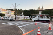 Celesc remove cabos de poste e comerciantes do Centro de Gaspar ficam sem internet