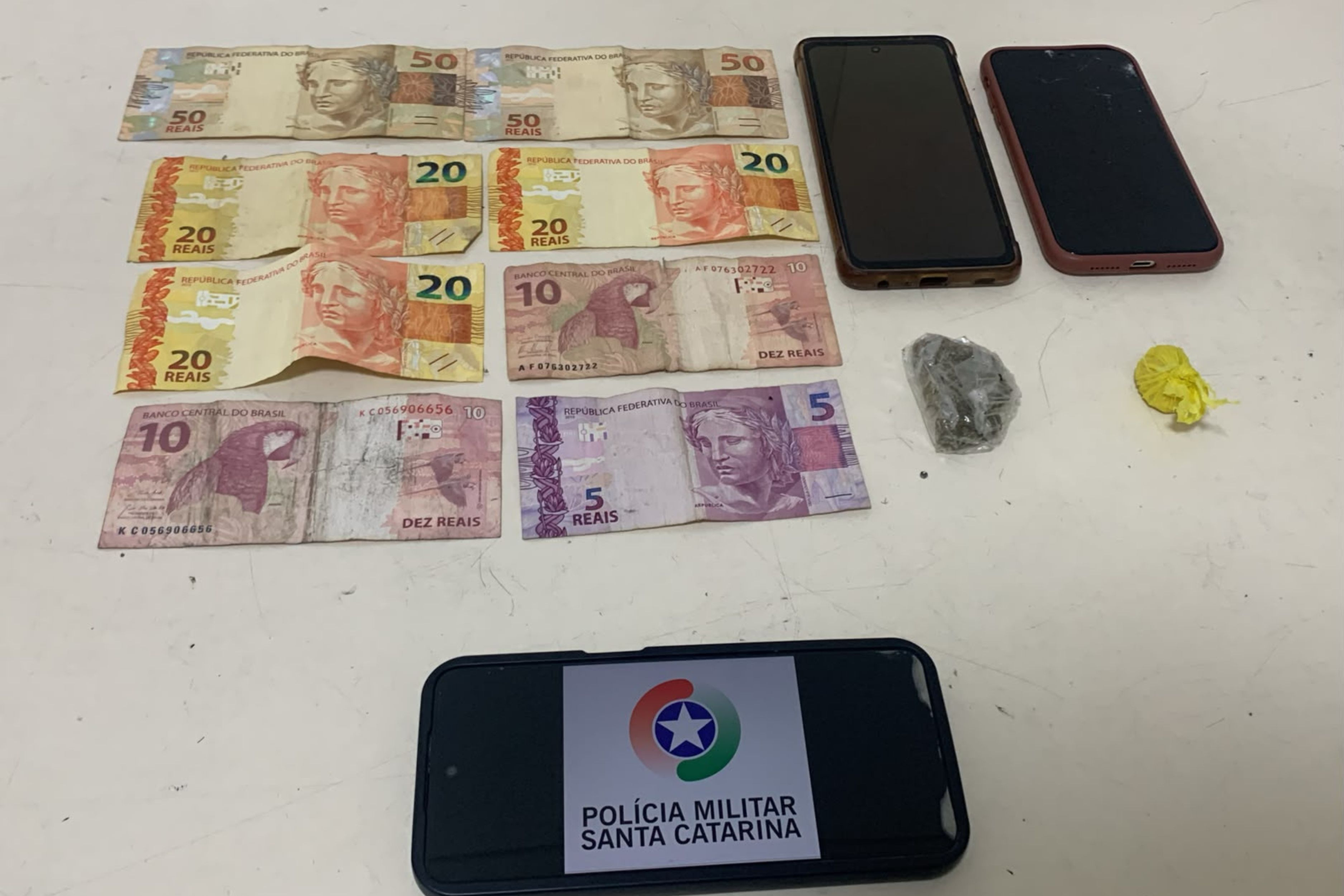 Jovens tentam fugir correndo, mas s�o presos com maconha e crack no Bela Vista