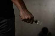 Padrasto agride enteados com garfo, mordida e soco ap�s se irritar com choro de beb� em Gaspar
